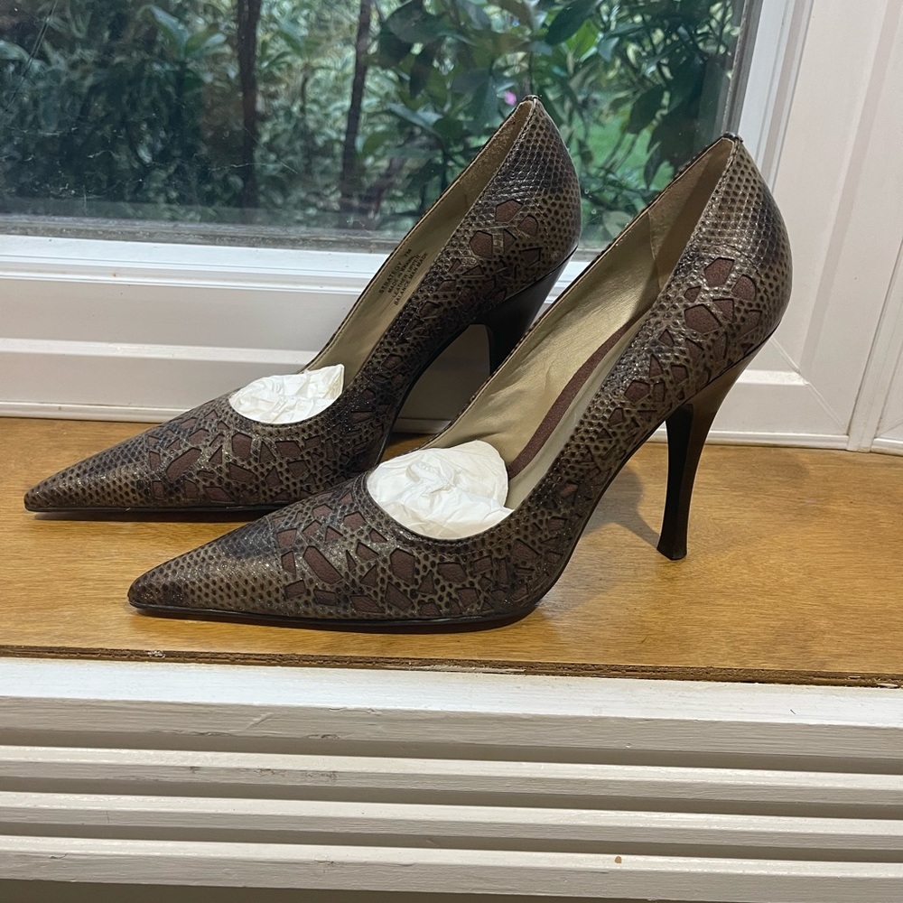 Pointy brown leather upper pumps.
